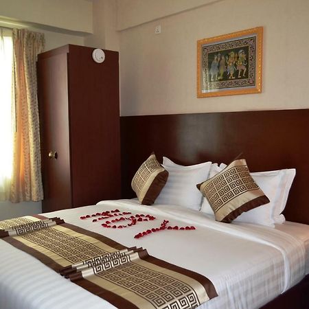 Hotel Broadway Yangon Exterior photo