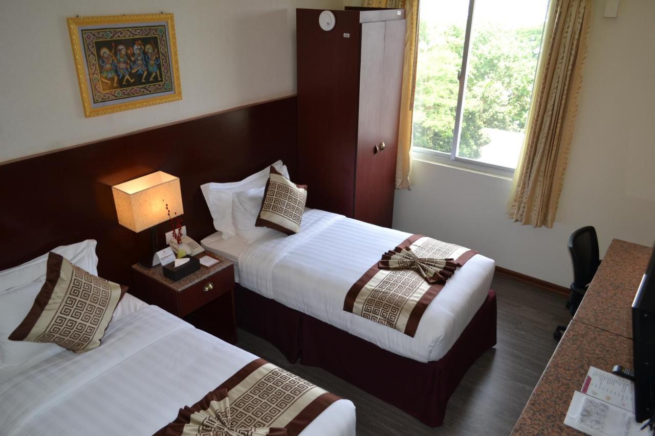 Hotel Broadway Yangon Exterior photo
